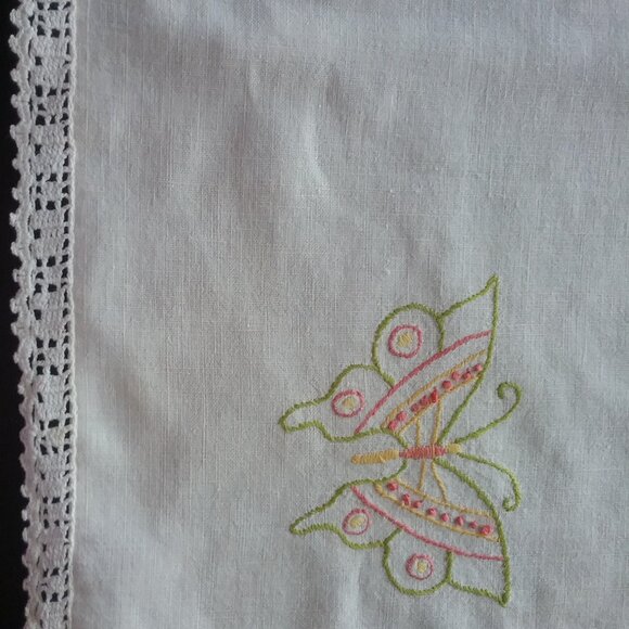 Vintage Butterfly Motif Table/Dresser Scarf - Picture 4 of 7